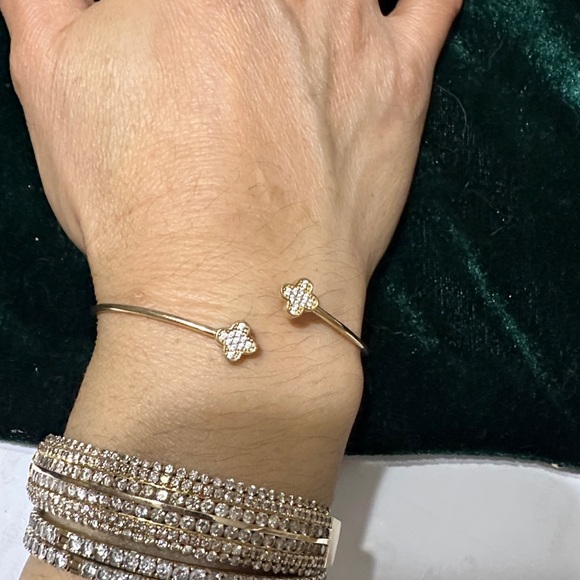 Elegant Gold Floral Bracelet - Picture 6 of 6